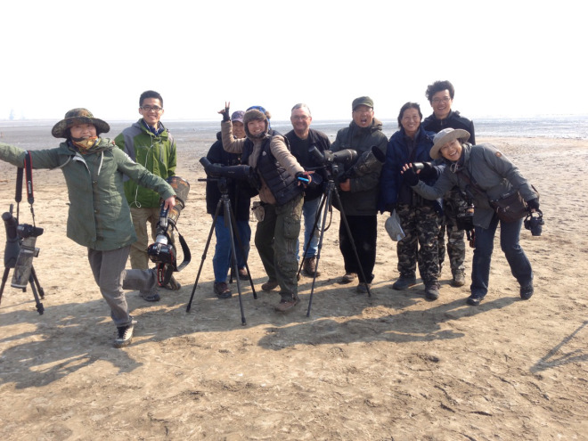 Birders-at-Hangu-Tianjin-on-a-high-from-seeing-10000-Relict-Gulls-Mr-Wang-is-fourth-from-the-right.